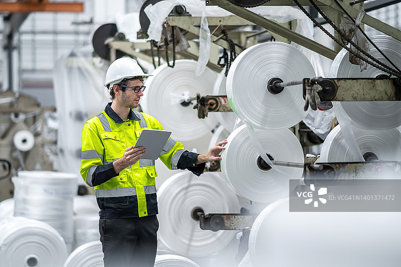 在重工业制造厂工作的工程师图片素材