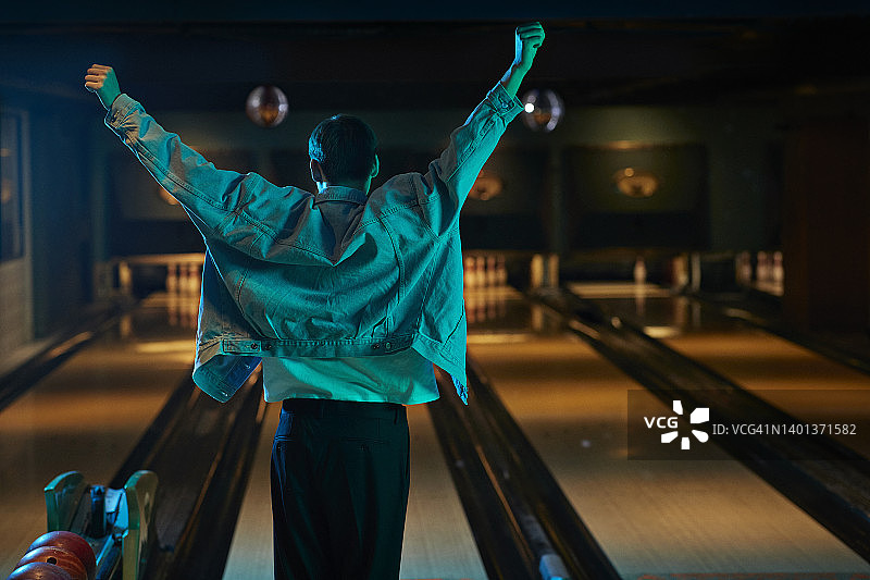 在保龄球馆举起双手的男人图片素材