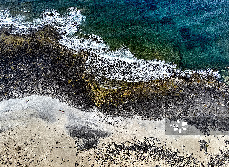 沙滩和岩石海滩沿海景观鸟瞰图图片素材