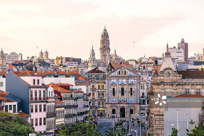 葡萄牙波尔图市政厅塔楼日落时分的城市风光图片素材