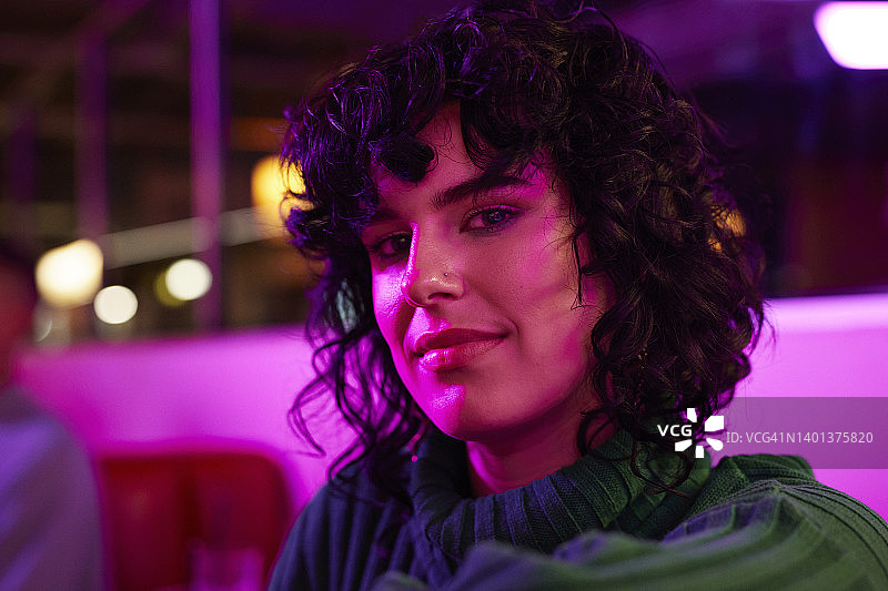 在保龄球馆的年轻女人图片素材