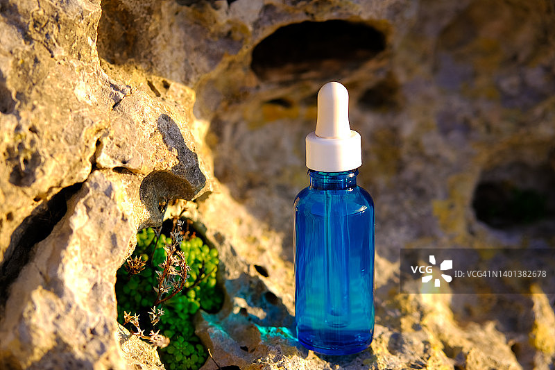 天然护肤化妆品与日落海景背景图片素材