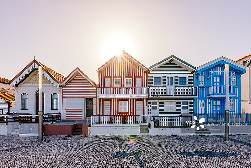 葡萄牙阿威罗科斯塔诺瓦的传统条纹房屋图片素材