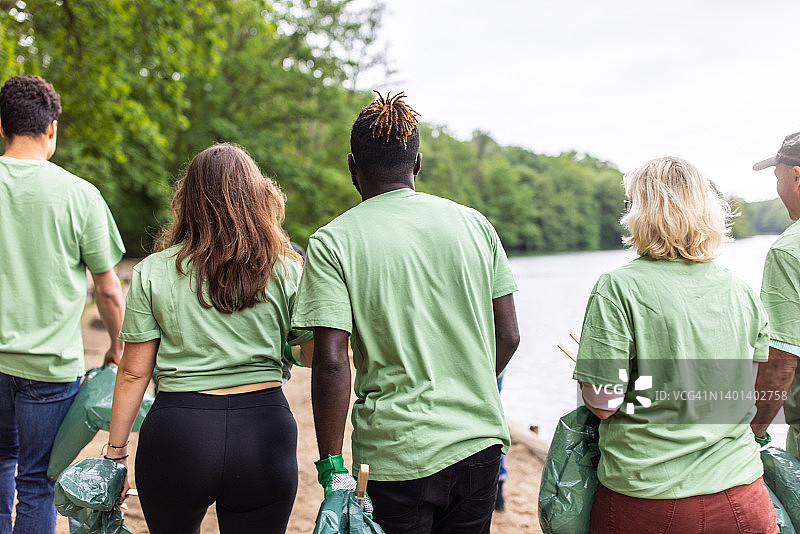志愿者清理湖边垃圾，保护生态环境图片素材