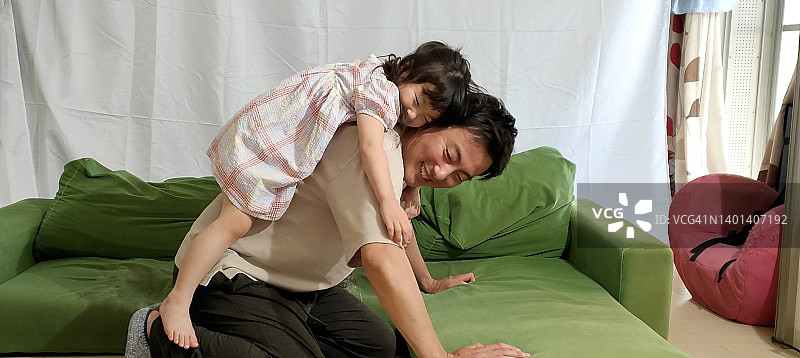 父亲在家照顾孩子图片素材