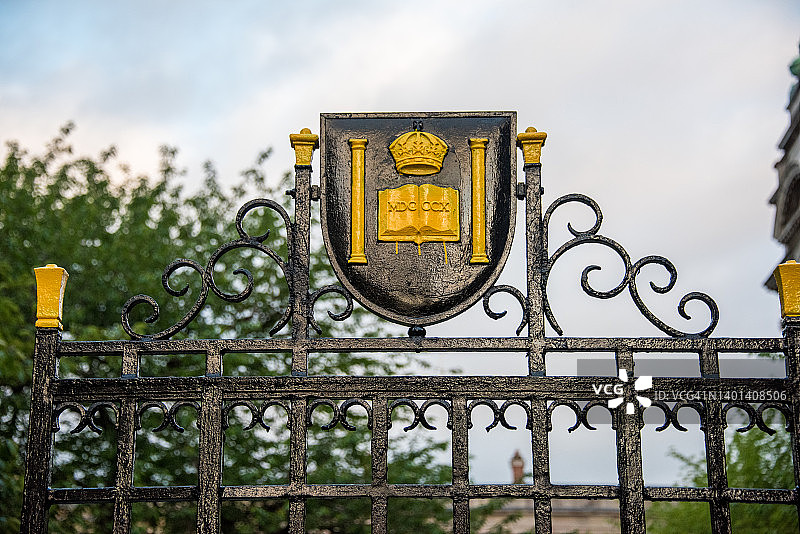贝尔法斯特皇家学院入口处的徽章图片素材
