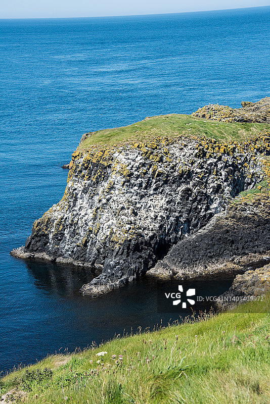 北爱尔兰卡里克雷德岛岩石峭壁图片素材
