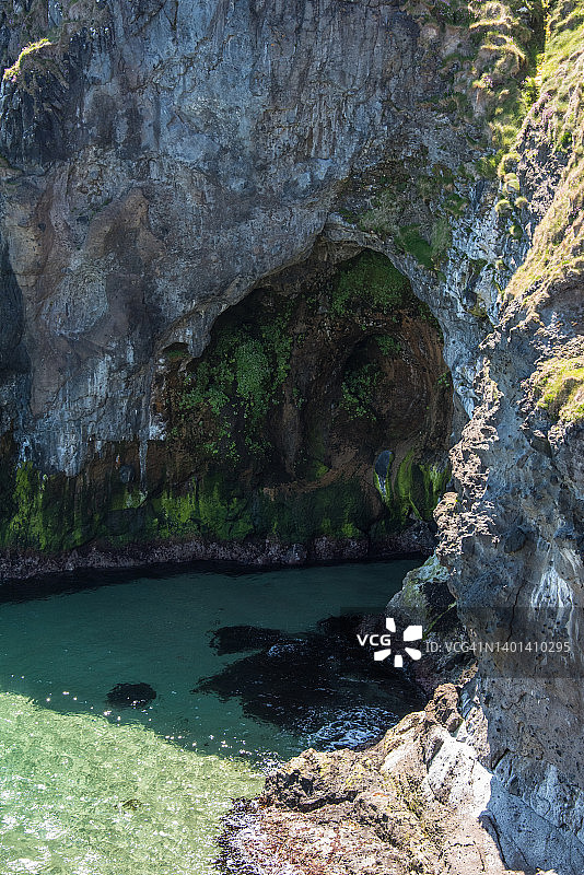 北爱尔兰安特里姆海岸卡里克里德岛岩石峭壁下的大型洞穴图片素材