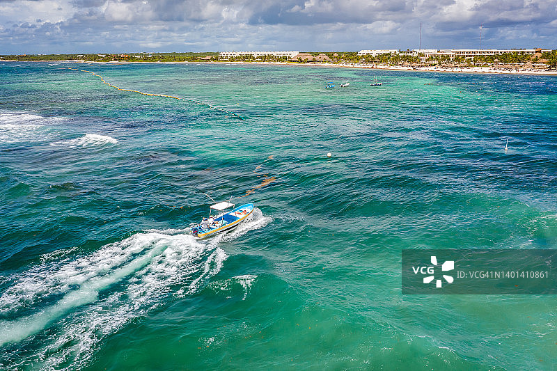 加勒比海阿库马尔湾小船与碧绿海水图片素材