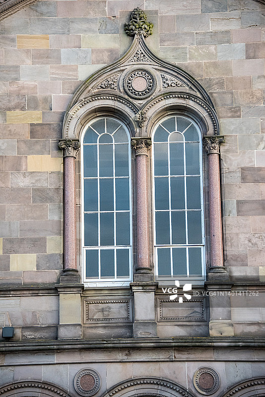 贝尔法斯特女王大学埃尔姆伍德大厅的拱形窗户图片素材