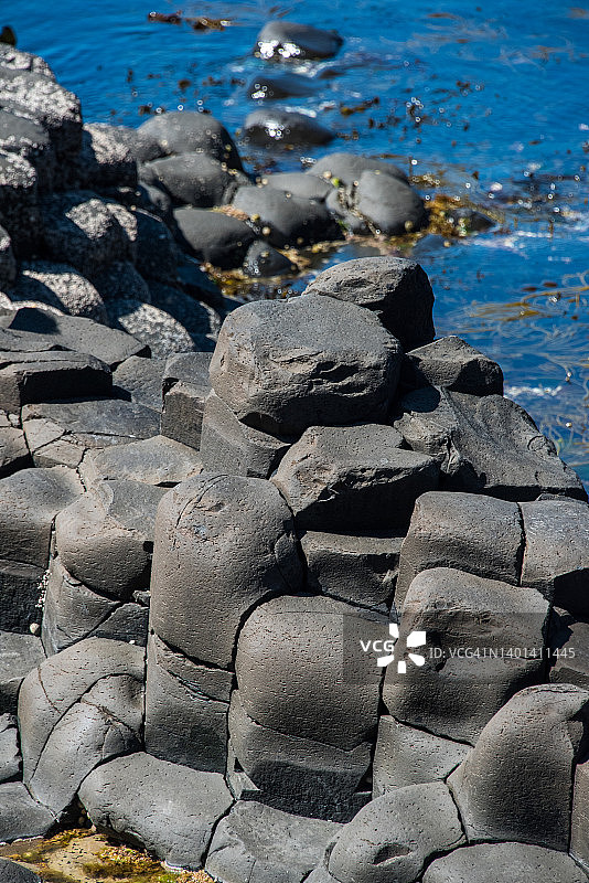 北爱尔兰巨人堤道的玄武岩石柱图片素材
