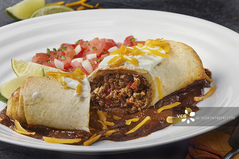 墨西哥牛肉卷配鼹鼠酱图片素材