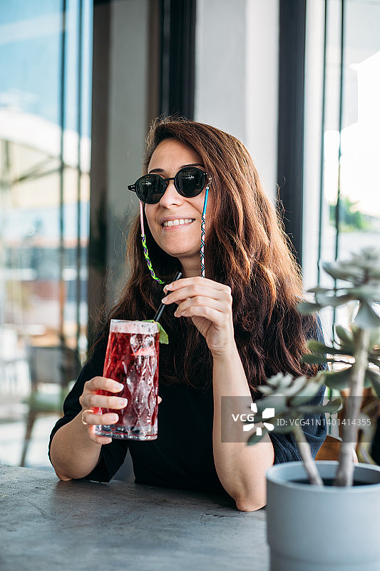 炎热夏日饮用蓝色抹茶冰拿铁图片素材