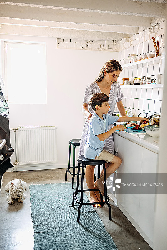 母亲和儿子在厨房图片素材