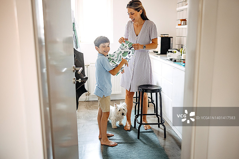 母亲和儿子在厨房图片素材