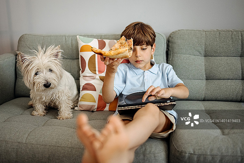 男孩在家放松图片素材