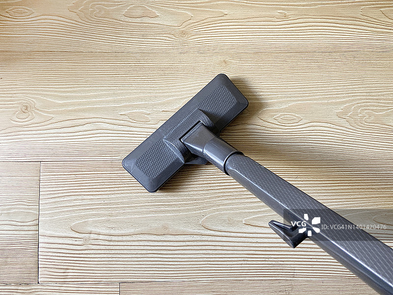 在镶木地板上的真空吸尘器图片素材