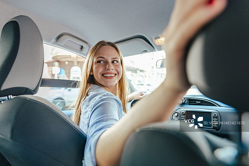 自信的年轻女人开车图片素材