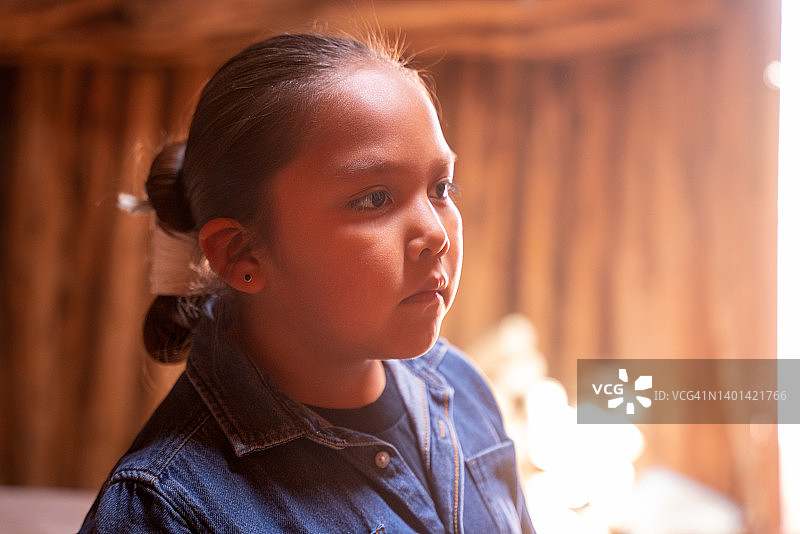 在母亲的帮助下，年轻的青少年展示他的传统辫子图片素材