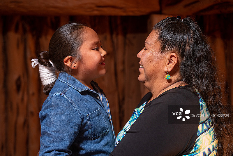 奶奶和孙子之间的温馨互动，微笑交谈并拥抱图片素材
