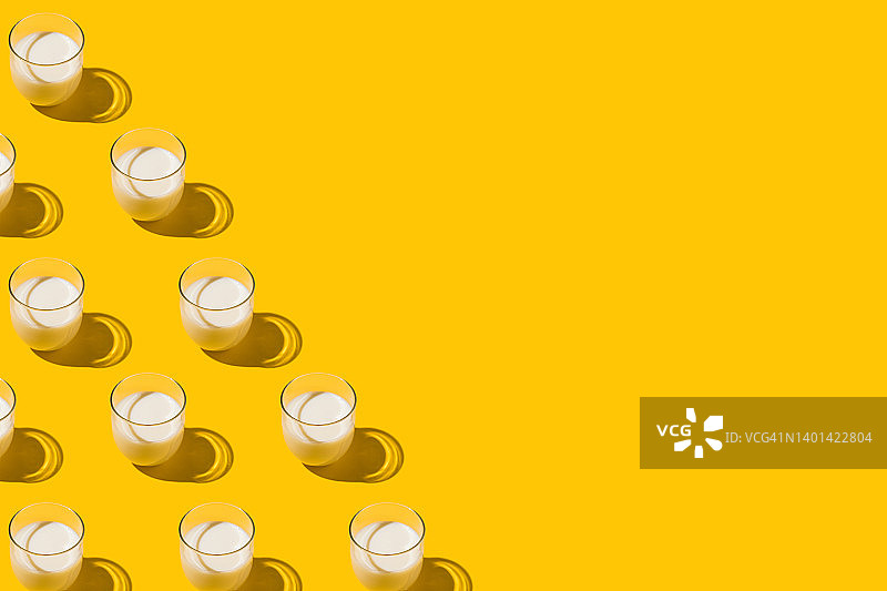 黄色背景下的牛奶杯图案图片素材