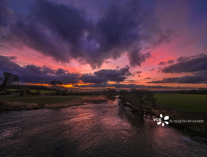 英国多塞特郡斯图尔明斯特马歇尔斯陶尔河上的黎明图片素材