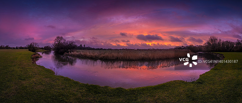 英国多塞特郡温伯恩明斯特附近，早春时分斯陶尔河的黎明景色图片素材