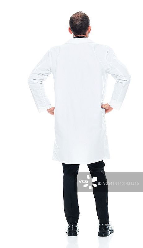 穿着实验服站在白色背景前的白人男医生图片素材