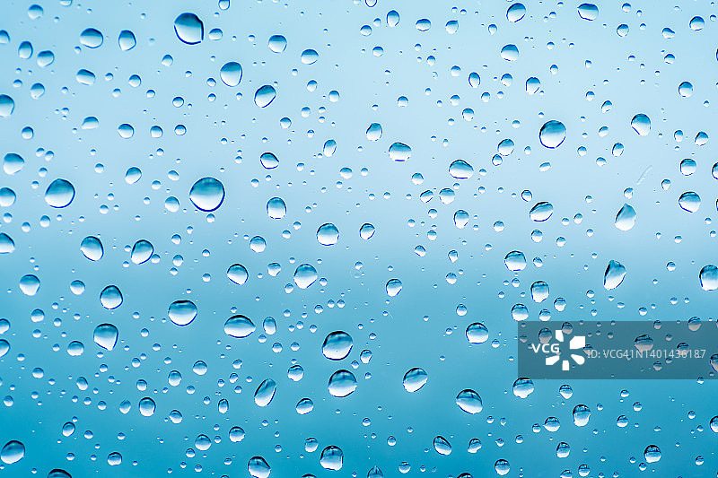 雨点落在窗户上图片素材