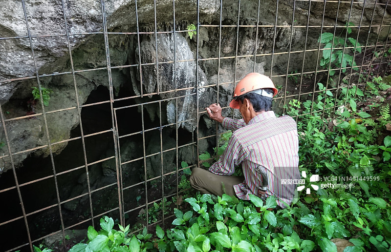 打开洞穴之门图片素材