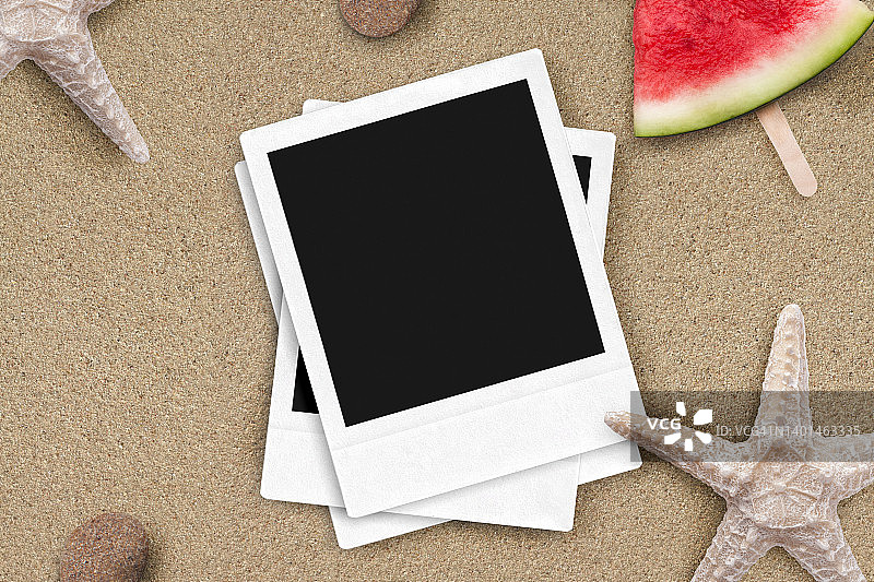 沙滩上的即时打印照片和相机图片素材