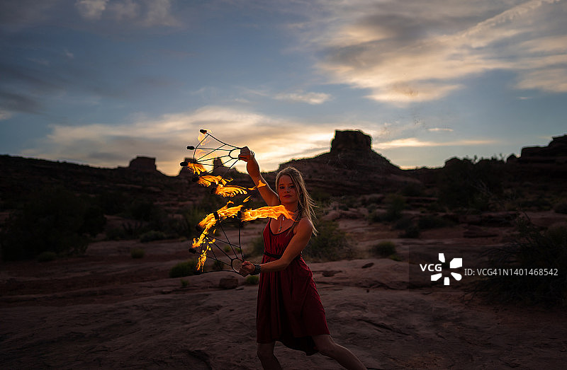 在犹他州沙漠莫阿布表演的火焰舞者图片素材
