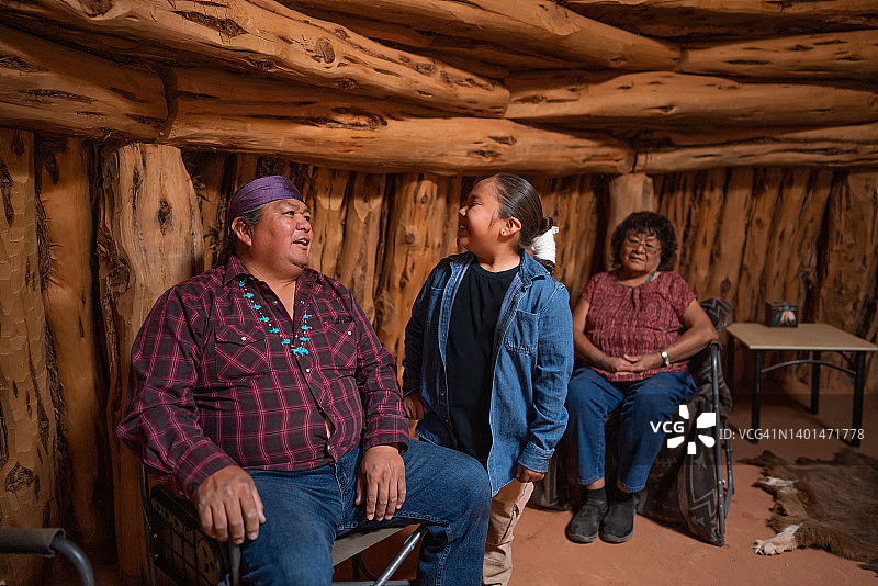 在传统霍根的三代纳瓦霍家庭图片素材