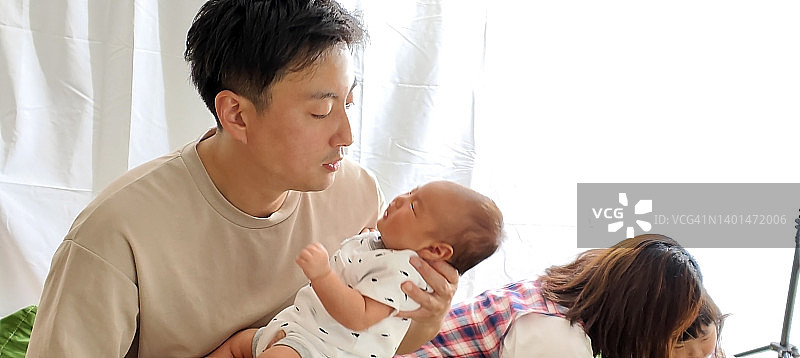 喜得贵子的幸福家庭图片素材