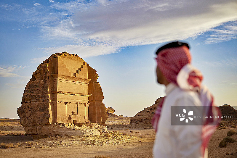 男子在黑格拉欣赏库扎之子利赫扬之墓图片素材