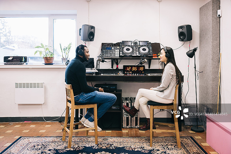 录制广播电台访谈节目图片素材