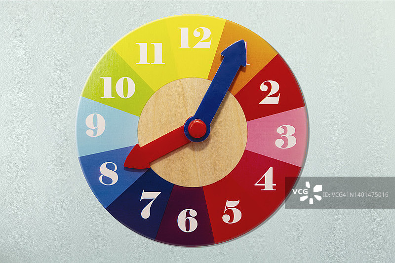 混凝土墙上带有可爱数字的快乐挂钟图片素材