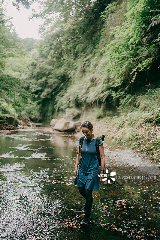女子在森林峡谷中远足图片素材