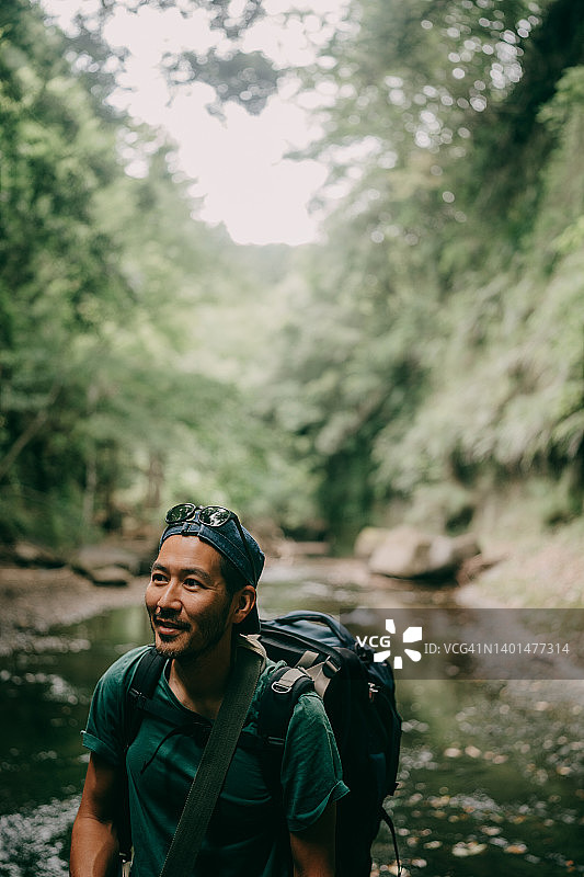 在森林峡谷中徒步的快乐男人图片素材
