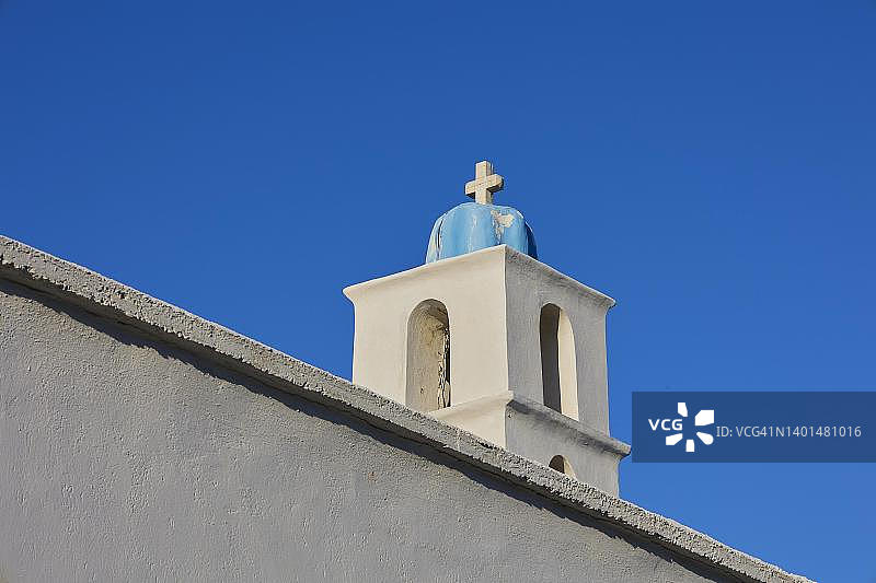 希腊安德罗斯岛伊娃格里斯提亚斯教堂：蓝白钟楼图片素材