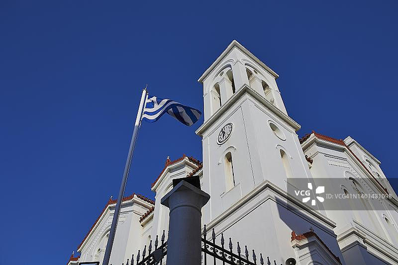 希腊安德罗斯岛乔拉镇教堂与希腊国旗图片素材