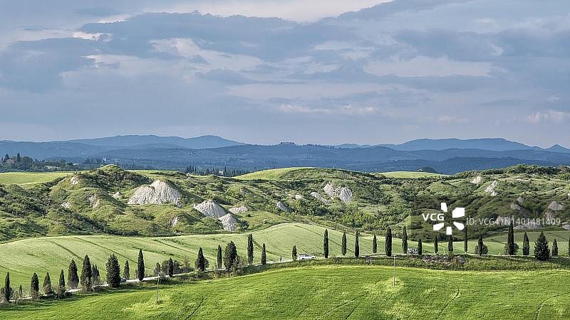莱奥尼纳的碧安科内，丘陵景观与柏树，锡耶纳克雷特，意大利托斯卡纳锡耶纳省图片素材