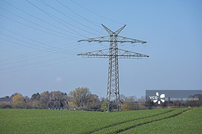 拉贝尔施莱斯威格-荷尔斯泰因的田野高压电塔，德国图片素材