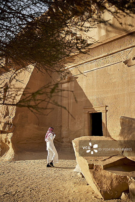 参观黑格拉岩石墓室的沙特阿拉伯男子图片素材