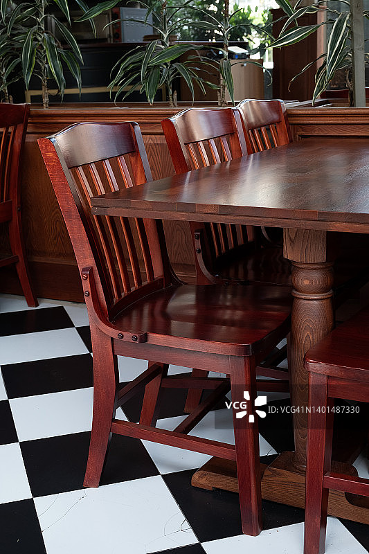 空旷的咖啡馆、办公室、共享办公空间或房间内的桌椅图片素材