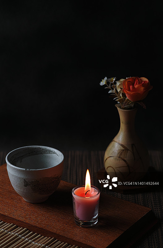 传统陶瓷茶杯、花瓶和蜡烛图片素材