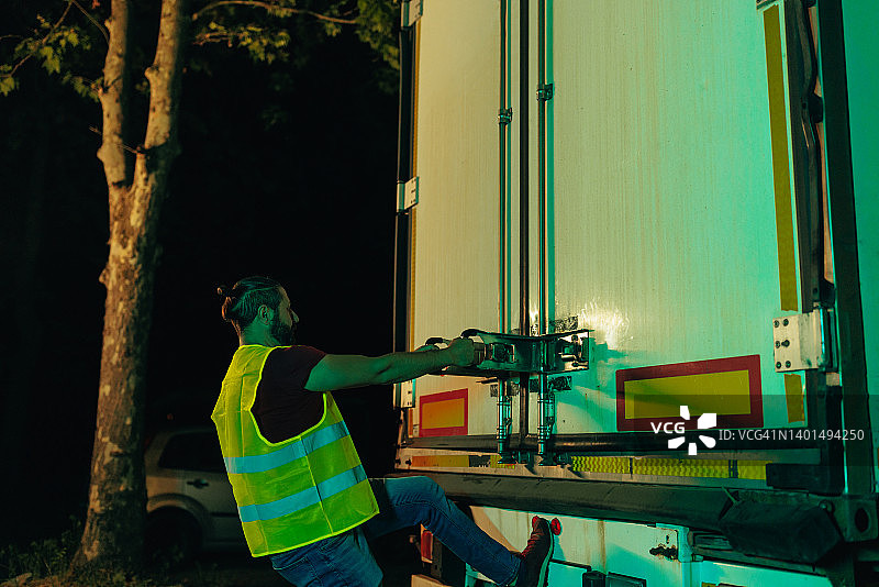 交通检查员检查卡车拖车上的安全锁图片素材