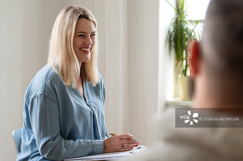 年轻女人在办公室与求职者进行面试图片素材