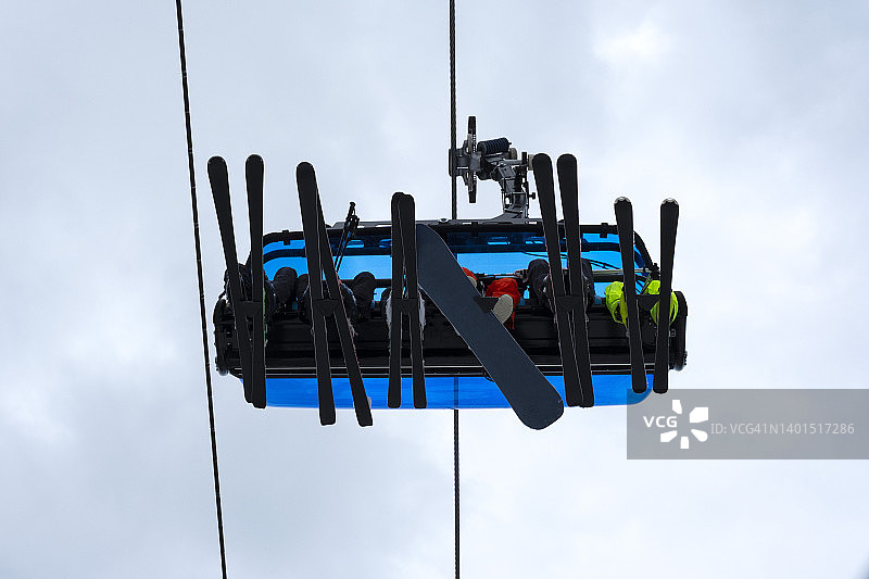 滑雪者和滑雪板爱好者乘坐缆车图片素材