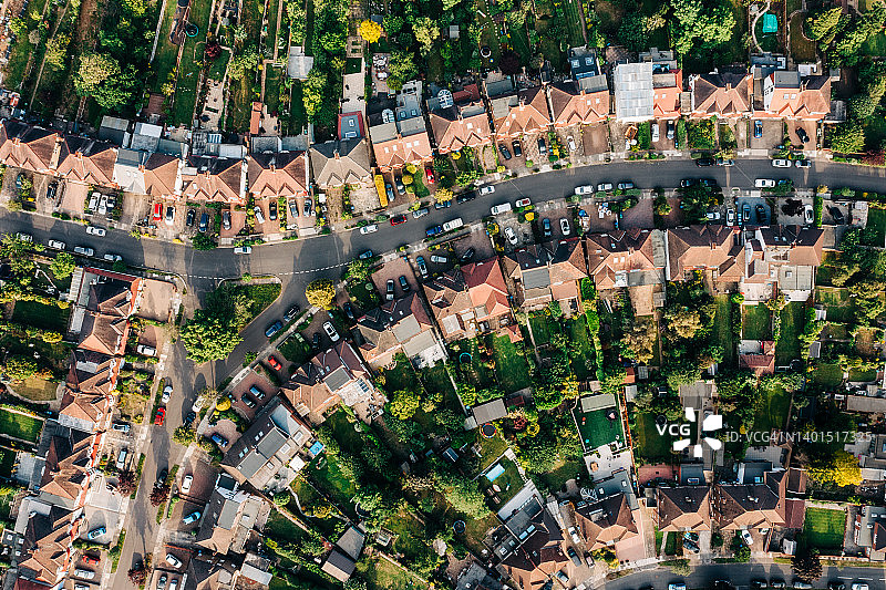 伦敦天际线：伦敦北部郊区街道的航拍图图片素材